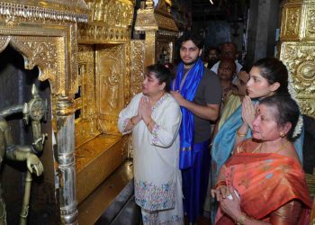 ಚಿತ್ರನಟಿ ಮಾಲಾಶ್ರೀ ಕುಟುಂಬ ಸಮೇತರಾಗಿ ಶ್ರೀ ಕೃಷ್ಣ ಮಠಕ್ಕೆ ಭೇಟಿ..!!