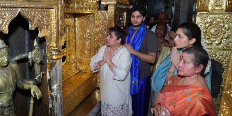 ಚಿತ್ರನಟಿ ಮಾಲಾಶ್ರೀ ಕುಟುಂಬ ಸಮೇತರಾಗಿ ಶ್ರೀ ಕೃಷ್ಣ ಮಠಕ್ಕೆ ಭೇಟಿ..!!