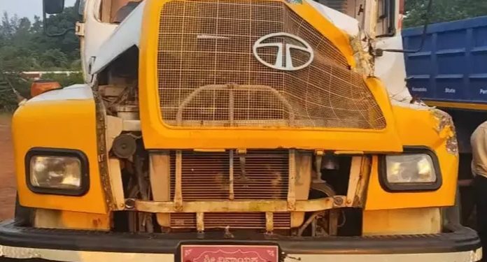 ಕುಂದಾಪುರ: ಎರಡು ಟಿಪ್ಪರ್‌ಗಳ ನಡುವೆ ಸಿಲುಕಿ ಸ್ಕೂಟರ್ ಸವಾರರಿಗೆ ಗಂಭೀರ ಗಾಯ..!